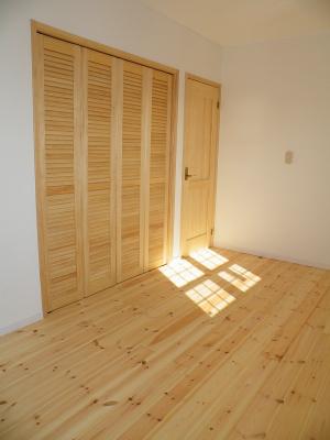 子供部屋は明るくて収納もたっぷり！木製のクロゼットドアが素敵です。