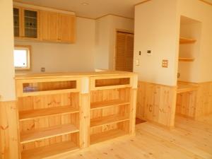 リビング＆ダイニングも木の香りが漂う素敵なインテリアです。