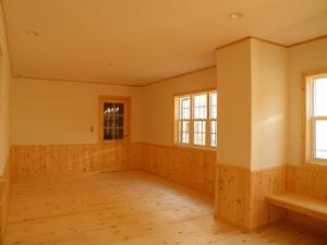 腰壁を貼ってカントリースタイルにコーディネートされた室内。