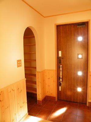 左手にシューズクロークを設置した玄関。