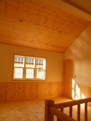 階段を上がると斜め天井がダイナミックなフリースペースが。開放的な空間は家族みんなのくつろぎのスペースになります。