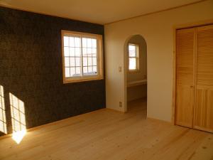 ダークなクロスで落ち着いた印象の主寝室。奥には書斎も作りました。