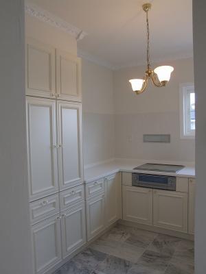 オーダーメイドで作ったオリジナルのキッチンはたっぷりの収納とコの字型の配置で使いやすさも抜群です。