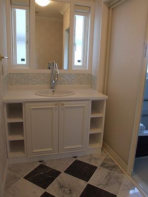 こちらもオーダーメイドの洗面化粧台。大理石フロアの貼り方もきれいですね。