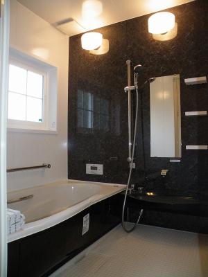 黒を基調にした高級感漂うバスルーム。