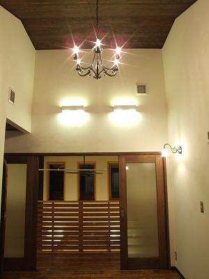 主寝室は落ち着いたカラーの無垢フロアで。照明にもこだわりました。