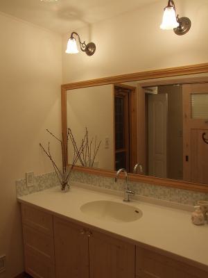 1階の洗面化粧台もオリジナルのものを。便利な２ボウルにしました。壁一面の大きな鏡も便利！