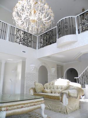 広いリビングに大きな吹抜。白を基調にした明るく開放的な空間になりました。大きなシャンデリアも素敵です。