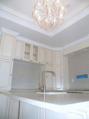 オーダーメイドのキッチンはまるで洋書から飛び出したような雰囲気です。アンティークな加工の扉を使って収納もたっぷり！