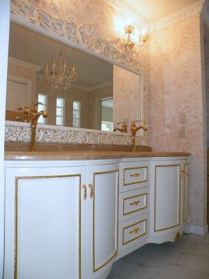 ゴージャスな雰囲気の洗面化粧台。曲線的なデザインで優雅な雰囲気を出しています。大きな鏡もいいですね！