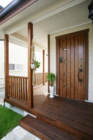 玄関ポーチは木製でくるりと囲むように設置。お洒落なエントランスです。