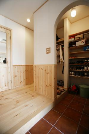 玄関を入ると右手には収納力抜群のシューズクローク！