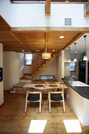 一枚板のダイニングテーブルも素敵ですね。