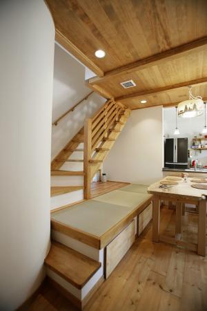 階段は畳コーナーを兼用して2階に上がります。畳コーナーはダイニングのベンチにも！面白いデザインです。