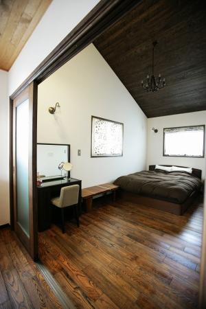 落ち着いた印象の主寝室。引き戸を開けると吹抜けにつながります。