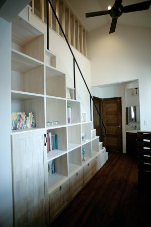 小屋裏への階段は本棚・収納をかねています。