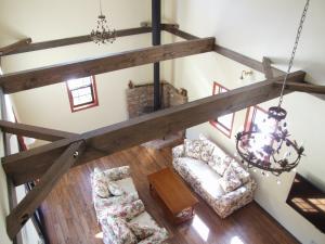 黒い梁が白い壁にアクセントを付けます。