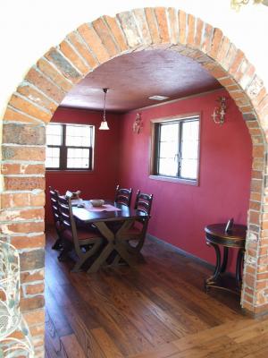 レンガのアーチを抜ければ、まるで別空間のダイニングです。