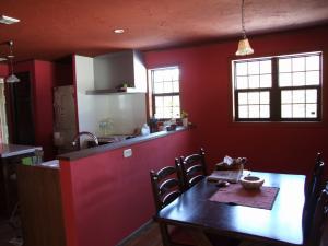 天井も塗壁で仕上げ、カフェのような落ち着いたキッチン・ダイニングになりました。