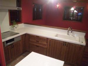 白いタイルが特徴的なかわいいキッチンになりました。