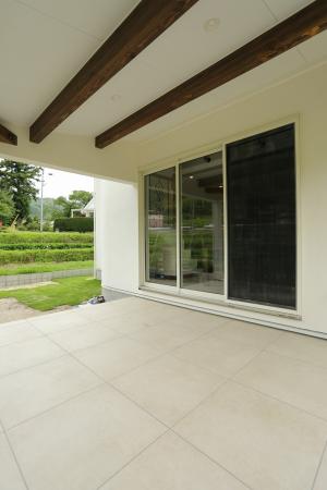 テラスには屋根があって雨の日でも大丈夫