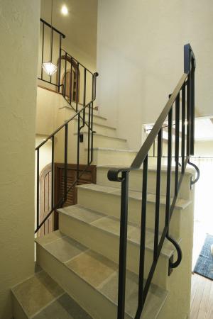 階段のステップもストーンを使用しました