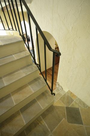 フラットバーアイアン手摺でシンプルなデザイン